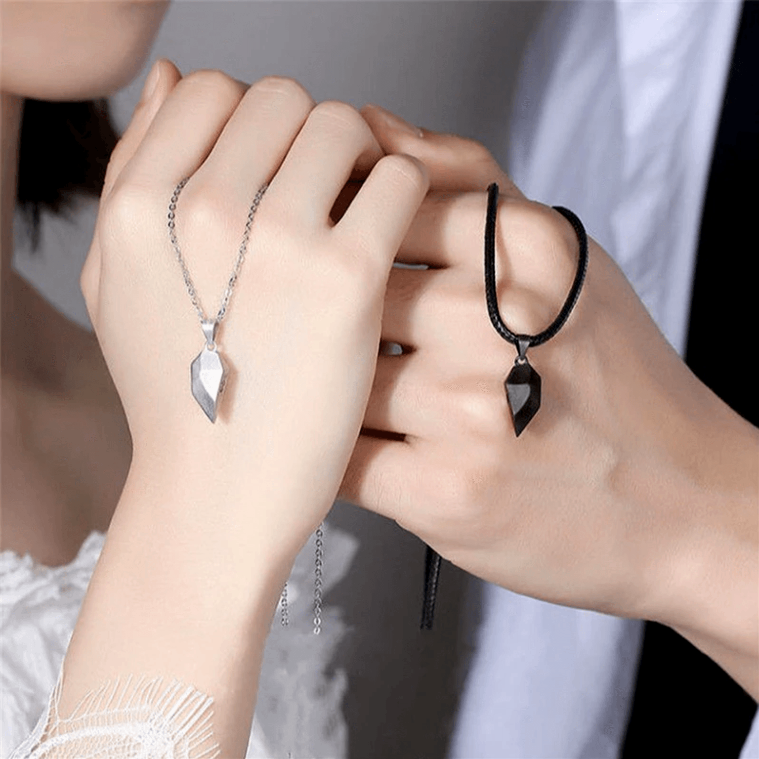 https://giftsholder.com/cdn/shop/products/magnetic-love-necklaces-family-to-my-girlfriend-i-love-you-augnni13009-gifts-holder-4-28197834555553_5000x.png?v=1693278355